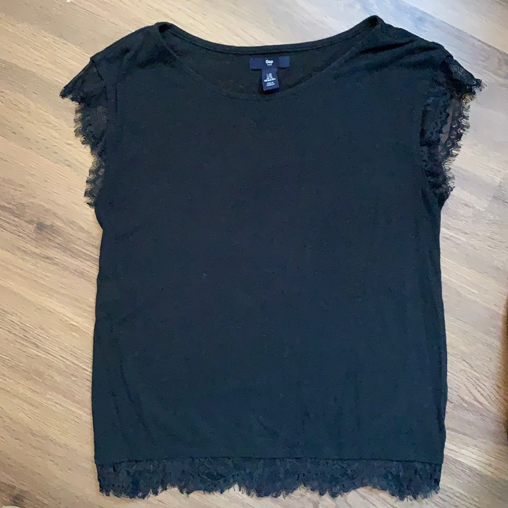 Gap Black Capped Sleeve w/Lace Edge Top